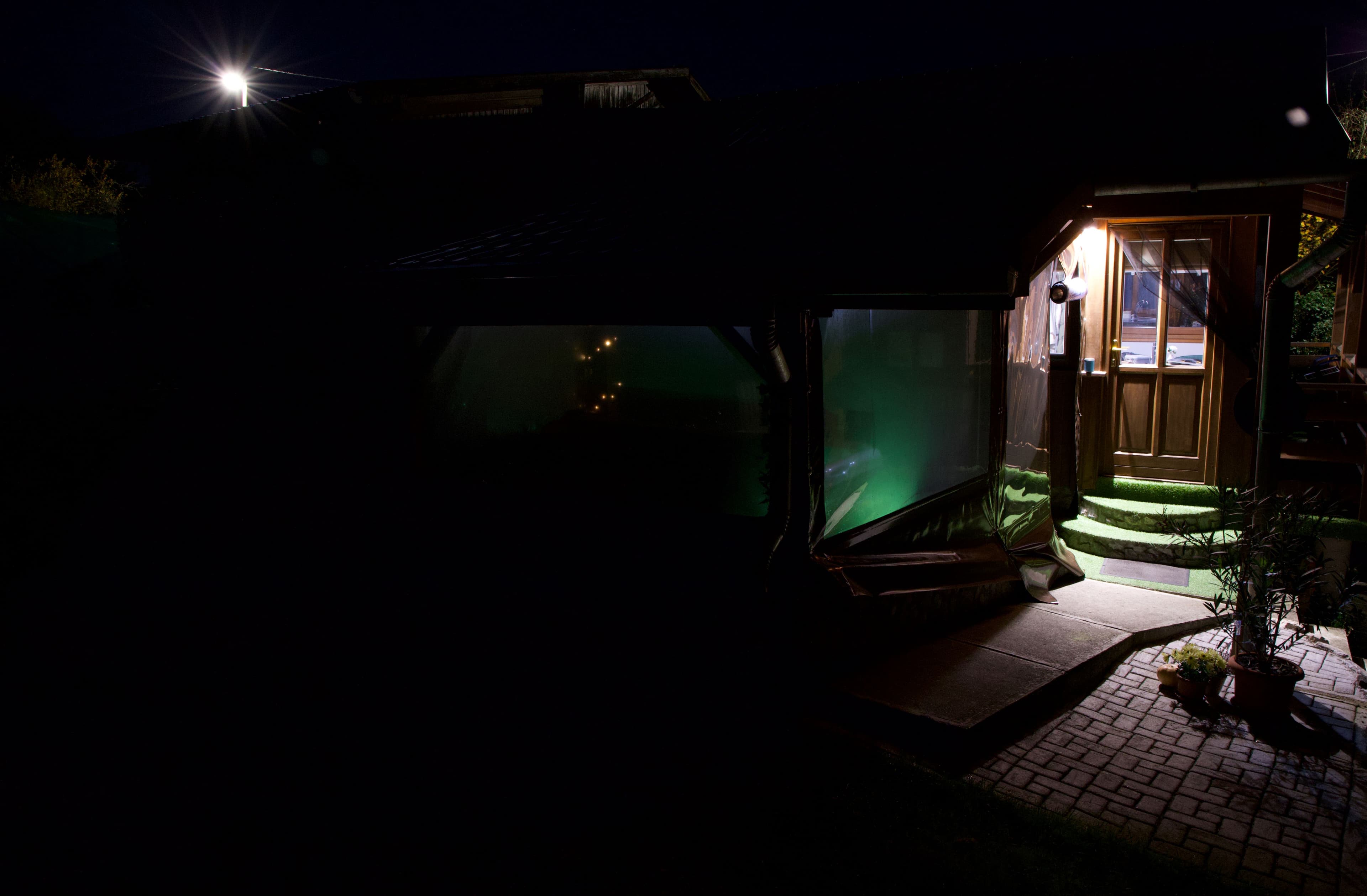 Jakuzzi télen kivilágítva teraszponyvával