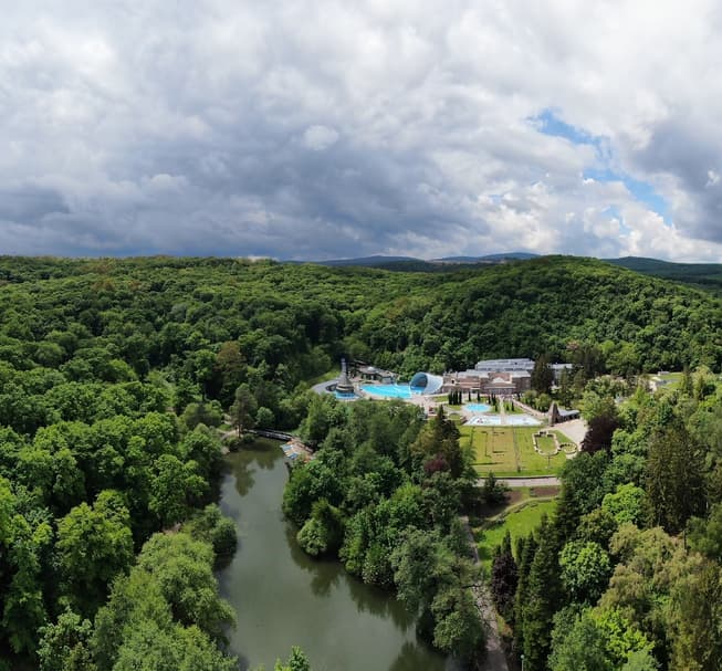 Csónakázó tó a barlangfürdővel