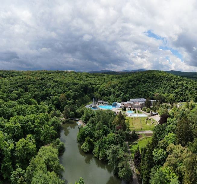 Csónakázó tó a barlangfürdővel